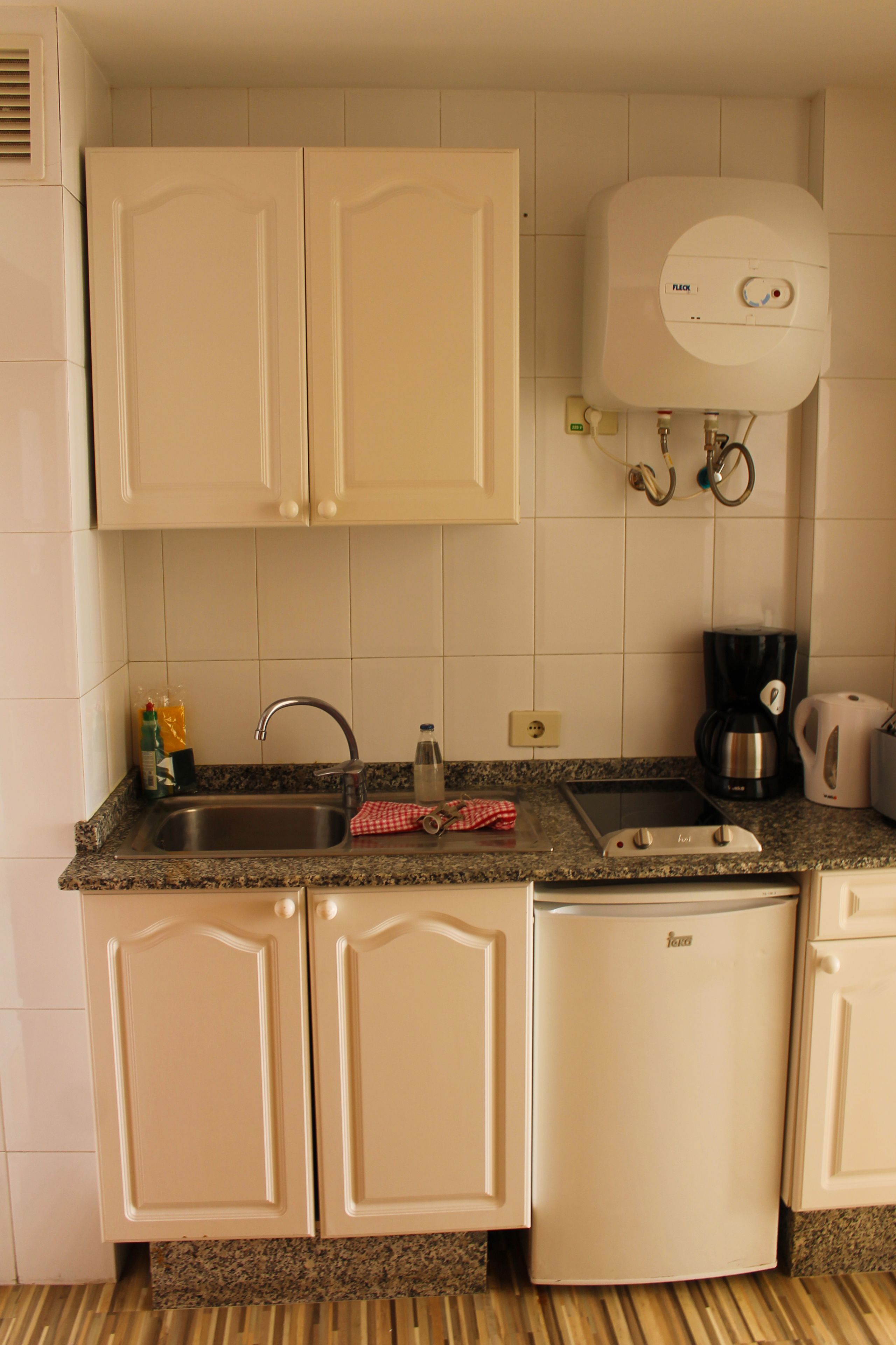 fridge, coffee/tea maker