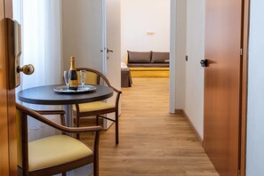 In-room safe, desk, iron/ironing board, free WiFi - Hotel Santa Prisca (Rome)