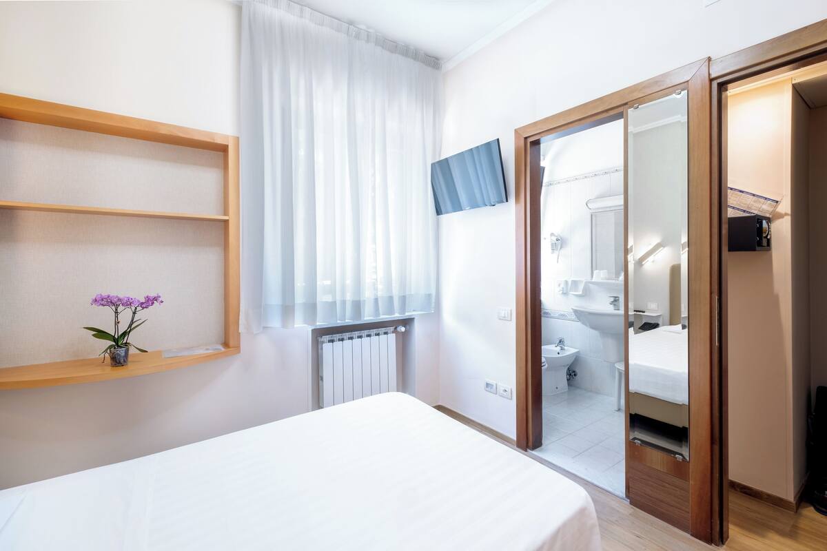 Business Single Room | In-room safe, desk, iron/ironing board, free WiFi