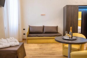 Safe på rommet, skrivebord, strykejern/-brett og wi-fi (inkludert)