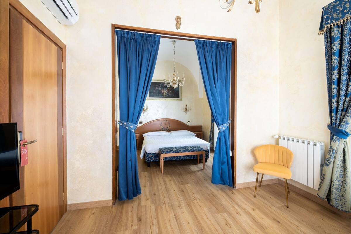 Junior Room | In-room safe, desk, iron/ironing board, free WiFi