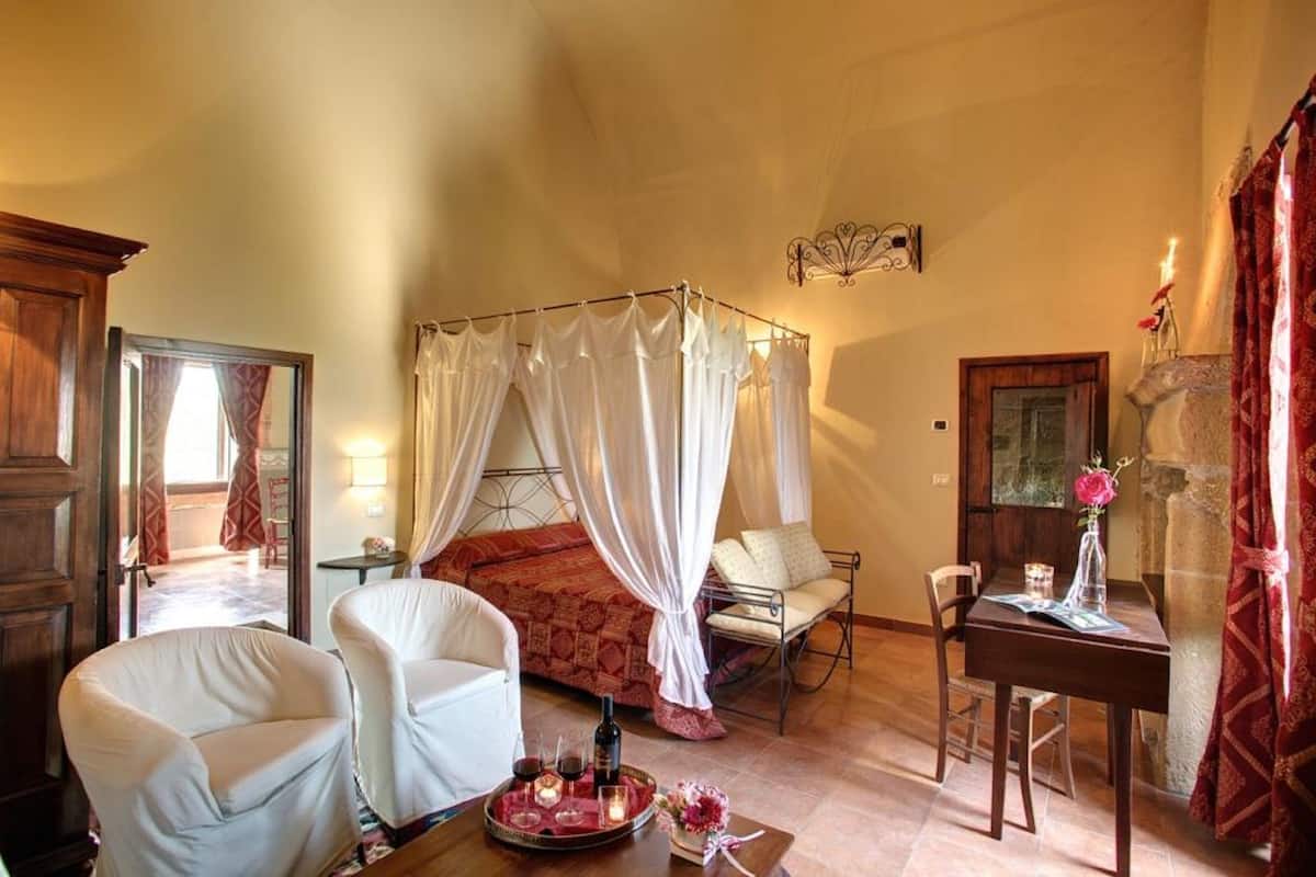 Traditional Studio Suite | 1 bedroom, minibar, in-room safe, bed sheets