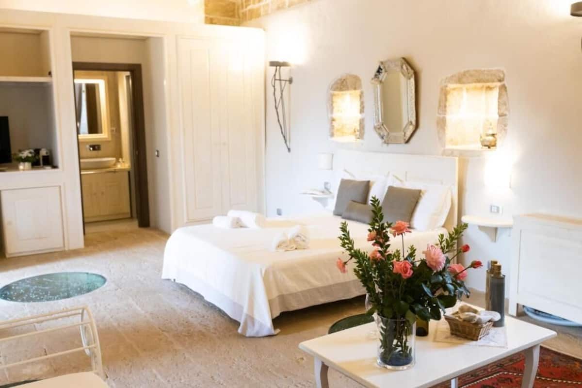 Deluxe Room, 1 Bedroom, Non Smoking | 1 bedroom, minibar, in-room safe, bed sheets