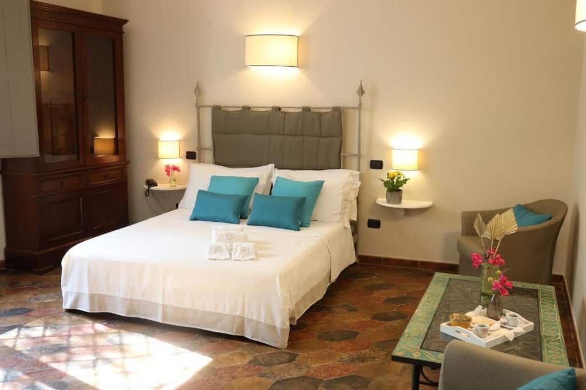 Superior Room | 1 bedroom, minibar, in-room safe, bed sheets