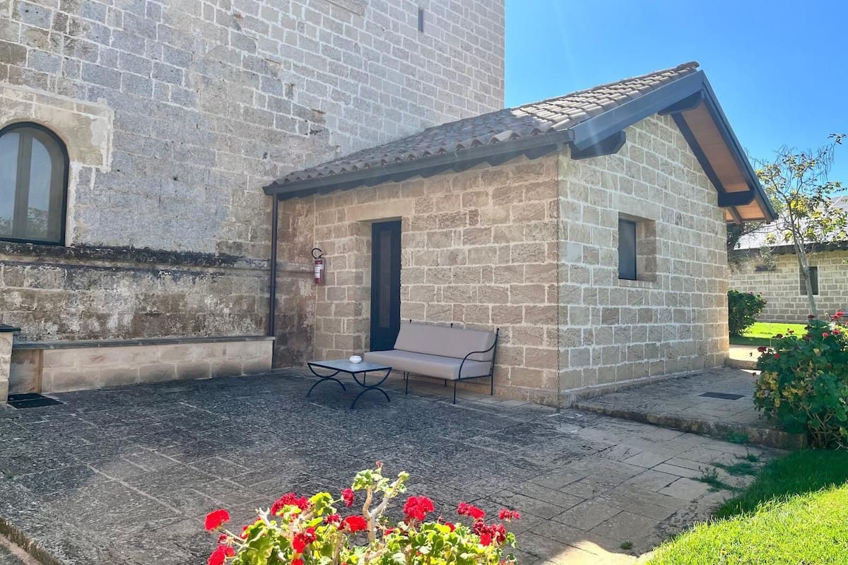 Classic Room, 1 Queen Bed, Non Smoking | 1 bedroom, minibar, in-room safe, individually furnished