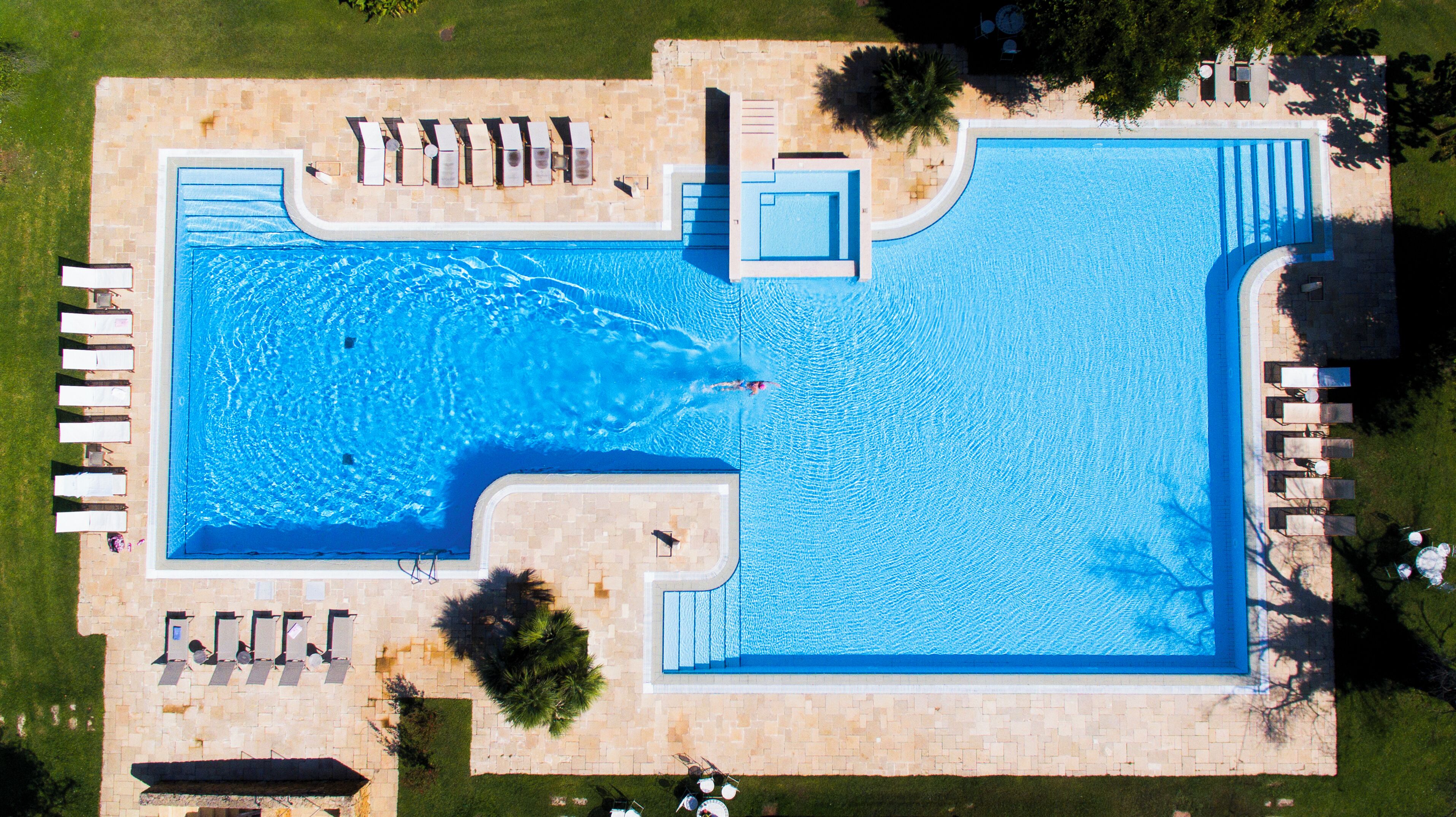 Utendørsbasseng og solsenger