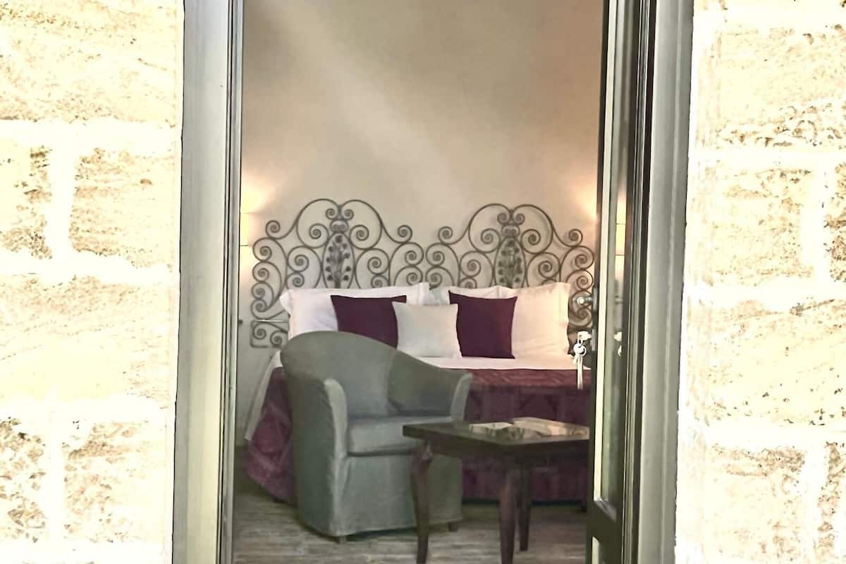Deluxe Room, 1 Queen Bed with Sofa bed, Non Smoking | 1 bedroom, minibar, in-room safe, individually furnished