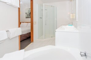 One Bedroom Spa Cottage | Bathroom shower - BIG4 Melbourne Holiday Park (Coburg North)
