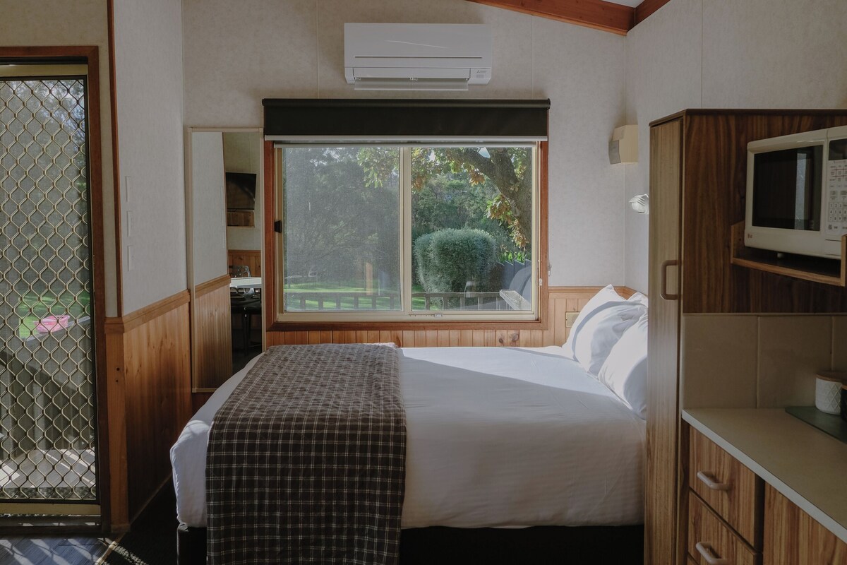 One Bedroom Cottage - Four Berth | In-room safe, iron/ironing board, bed sheets