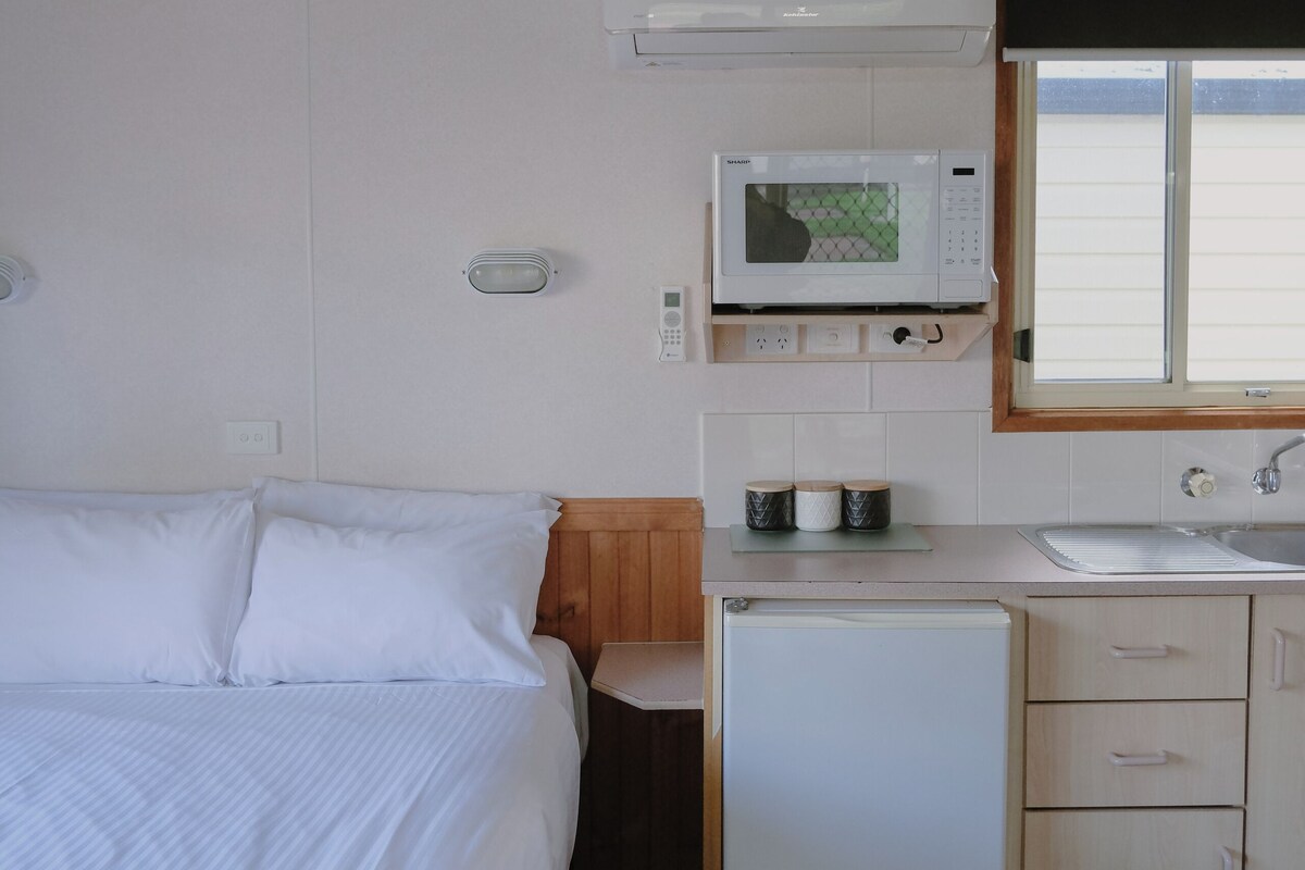 One Bedroom Cabin - Four Berth | In-room safe, iron/ironing board, bed sheets
