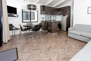 Villa – deluxe, 2 soverom | Oppholdsrom | TV og DVD-spiller