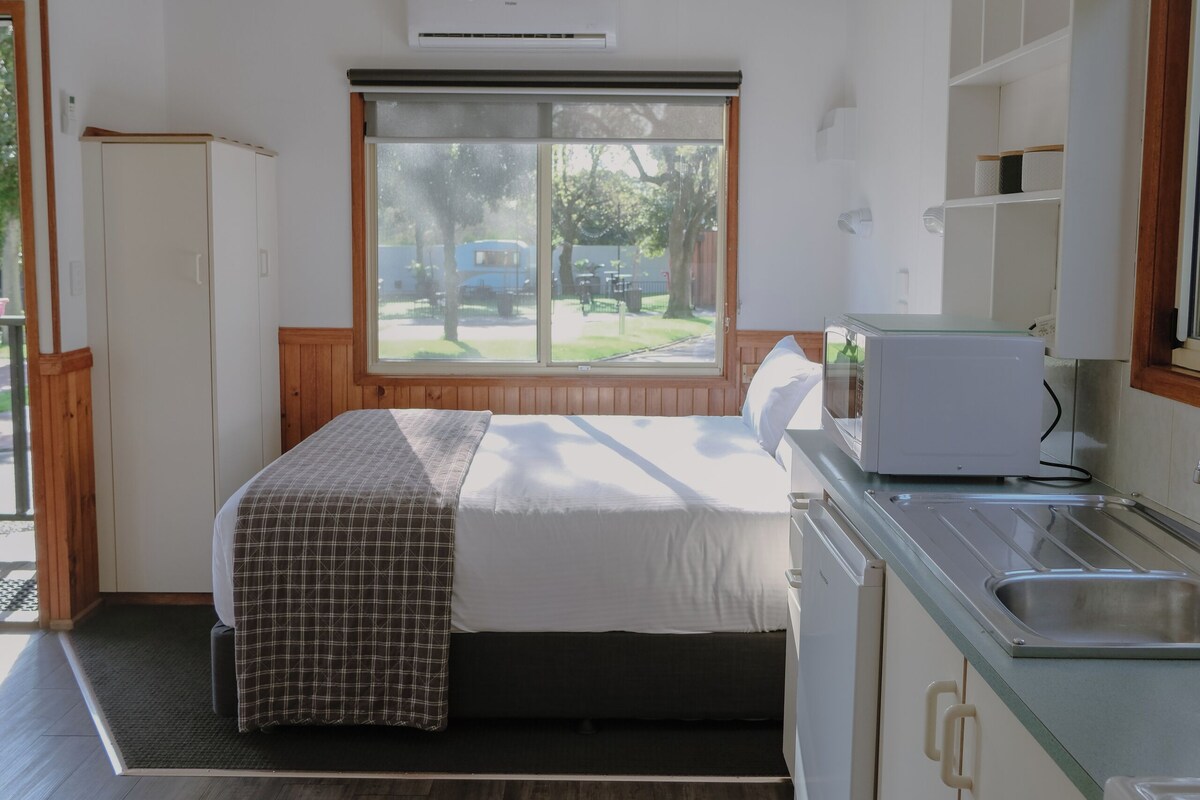 Deluxe One Bedroom Cabin - Five Berth | In-room safe, iron/ironing board, bed sheets
