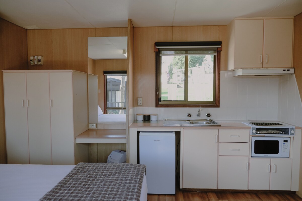 基本小屋, 1 張標準雙人床 (Studio 2 Berth) | 客房內保險箱、熨斗/熨衣板、床單