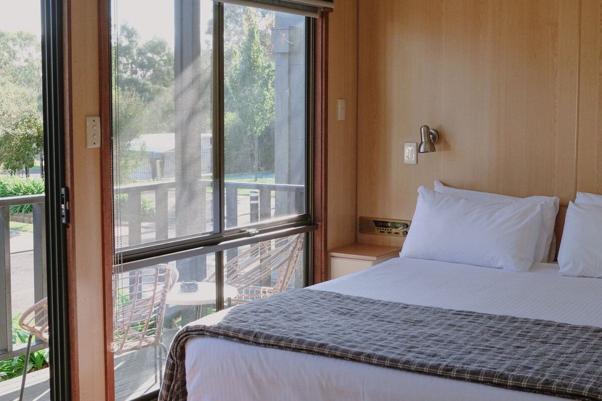 Studio Cabin | In-room safe, iron/ironing board, bed sheets