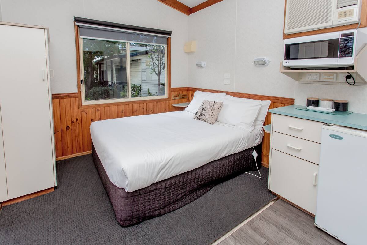 In-room safe, iron/ironing board, bed sheets