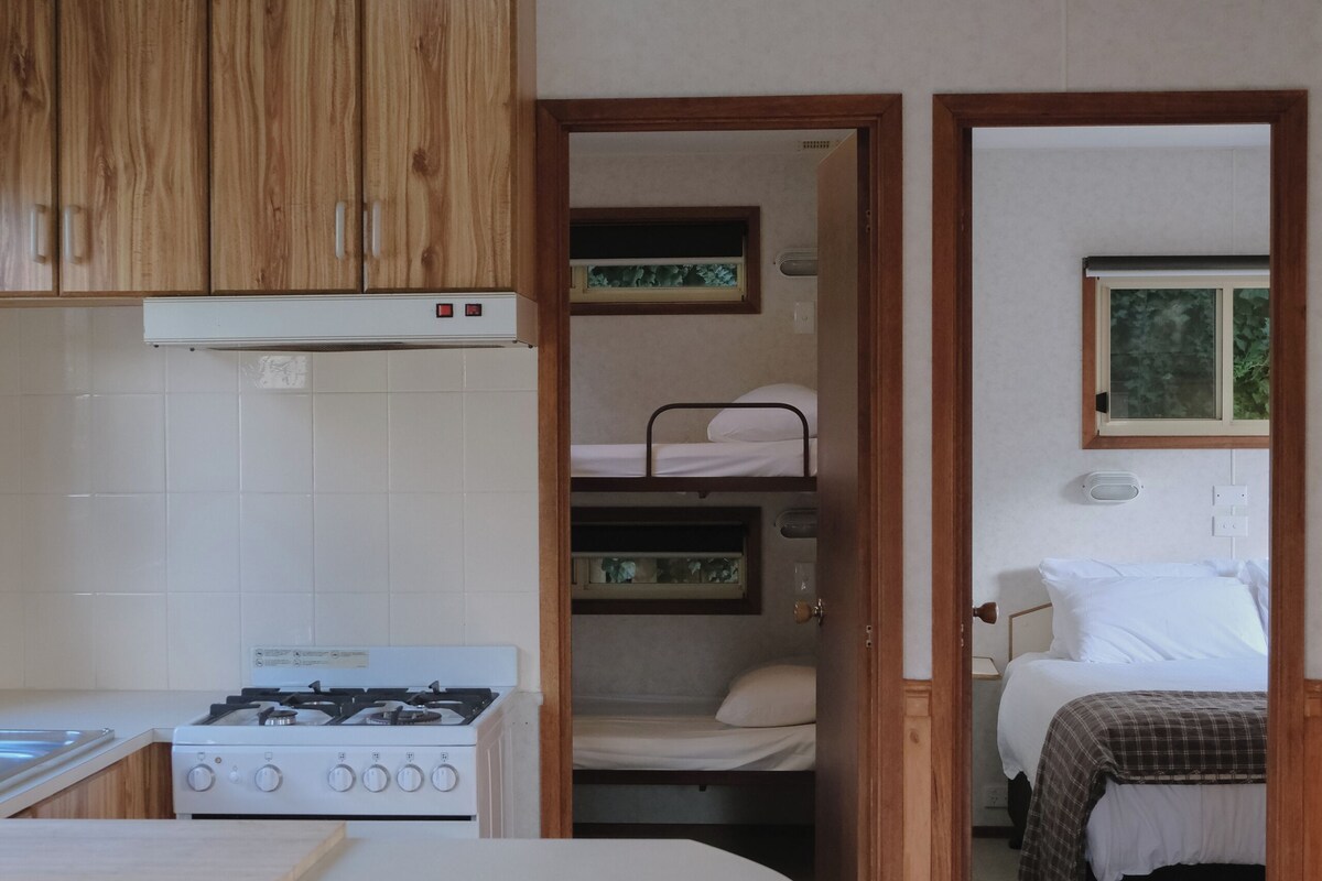 Two Bedroom Holiday Unit - Six Berth | In-room safe, iron/ironing board, bed sheets