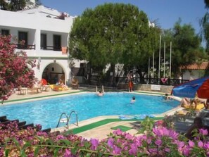 Piscine extérieure, cabanons gratuits, parasols de plage
