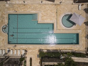 Outdoor pool - Andromeda Hill apartments & Spa (Tel Aviv)