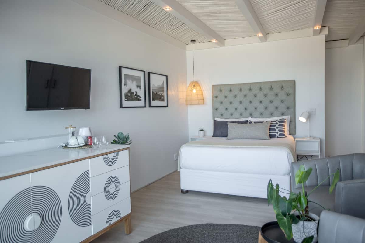 Klassieke tweepersoonskamer, uitzicht op zee | 1 slaapkamer, luxe beddengoed, pillowtop-bedden, een minibar