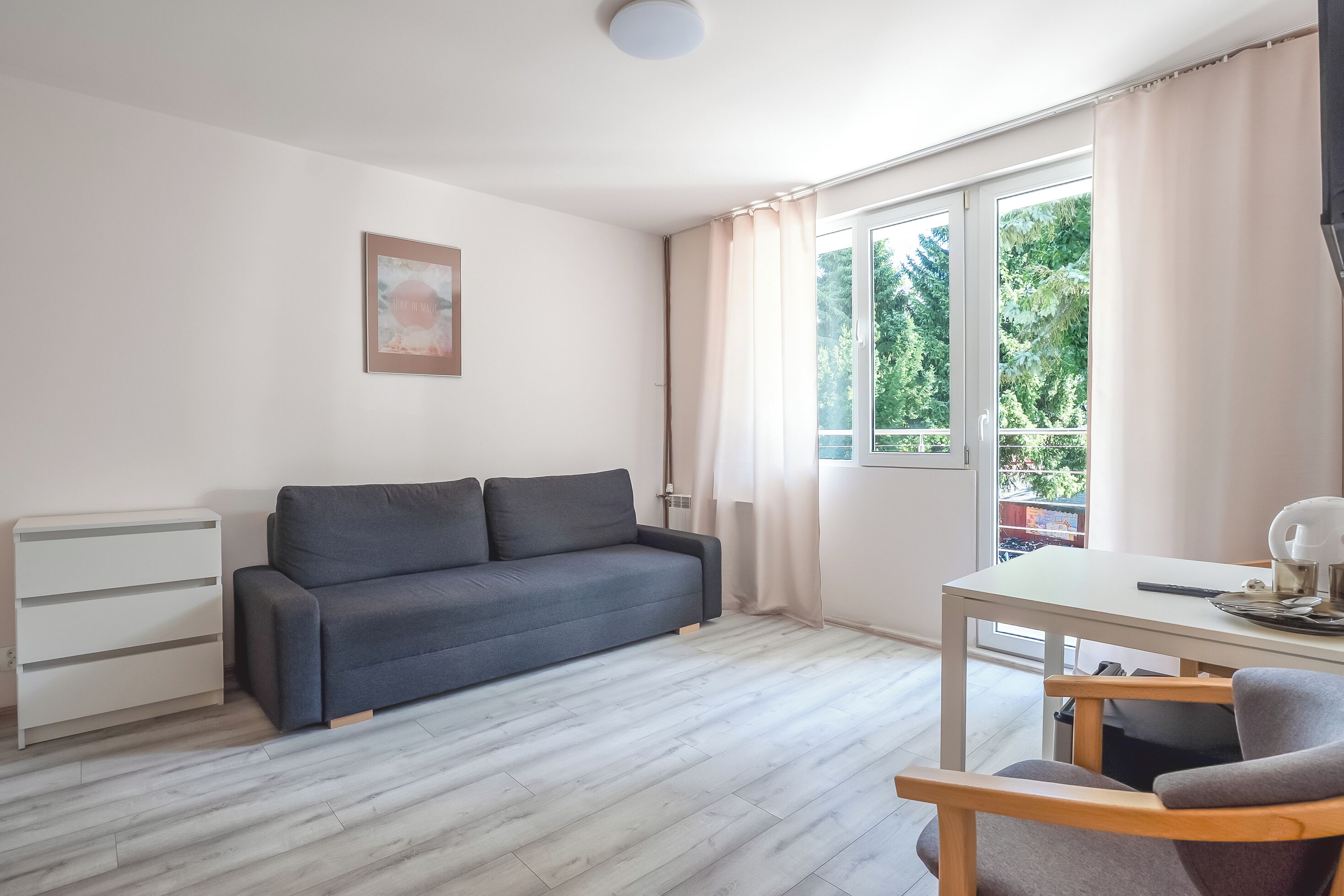 Un salon moderne avec un canapé, une table et une chaise.