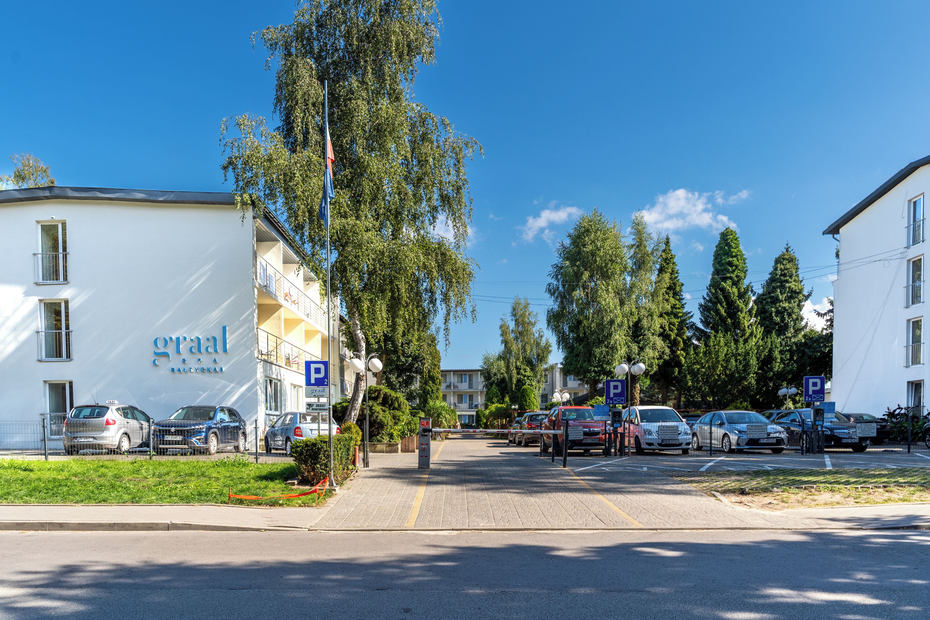 A street view with a building labeled 'graal' and several parked cars.