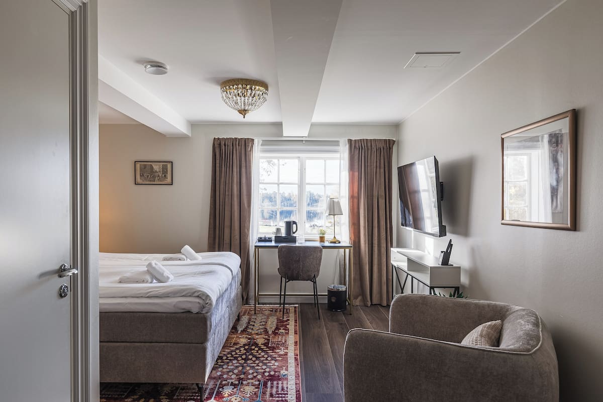 Double Room | 2 sovrum, unika möbler, skrivbord och arbetsyta för laptop