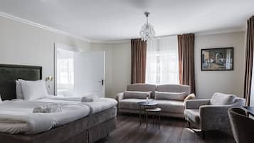 Spa Deluxe Double Room | Muebles diferentes, escritorio y espacio para trabajar con laptop