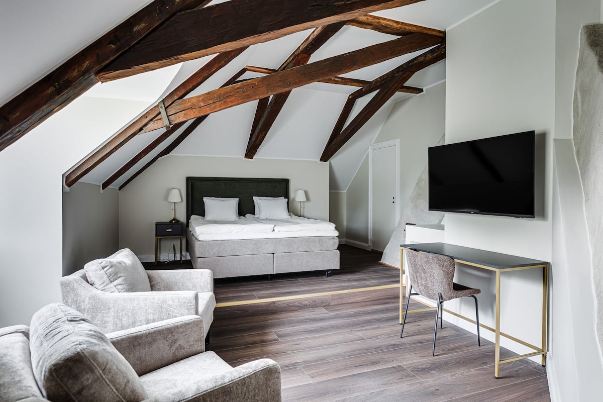 Deluxe Double Room | Individually furnished, desk, laptop workspace, soundproofing