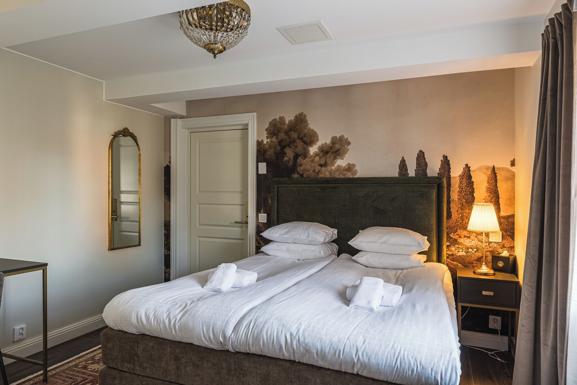 Muebles diferentes, escritorio y espacio para trabajar con laptop 