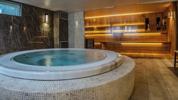 Sauna, bain à remous, massages