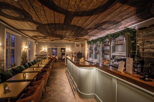 Lunch and dinner served, garden views 