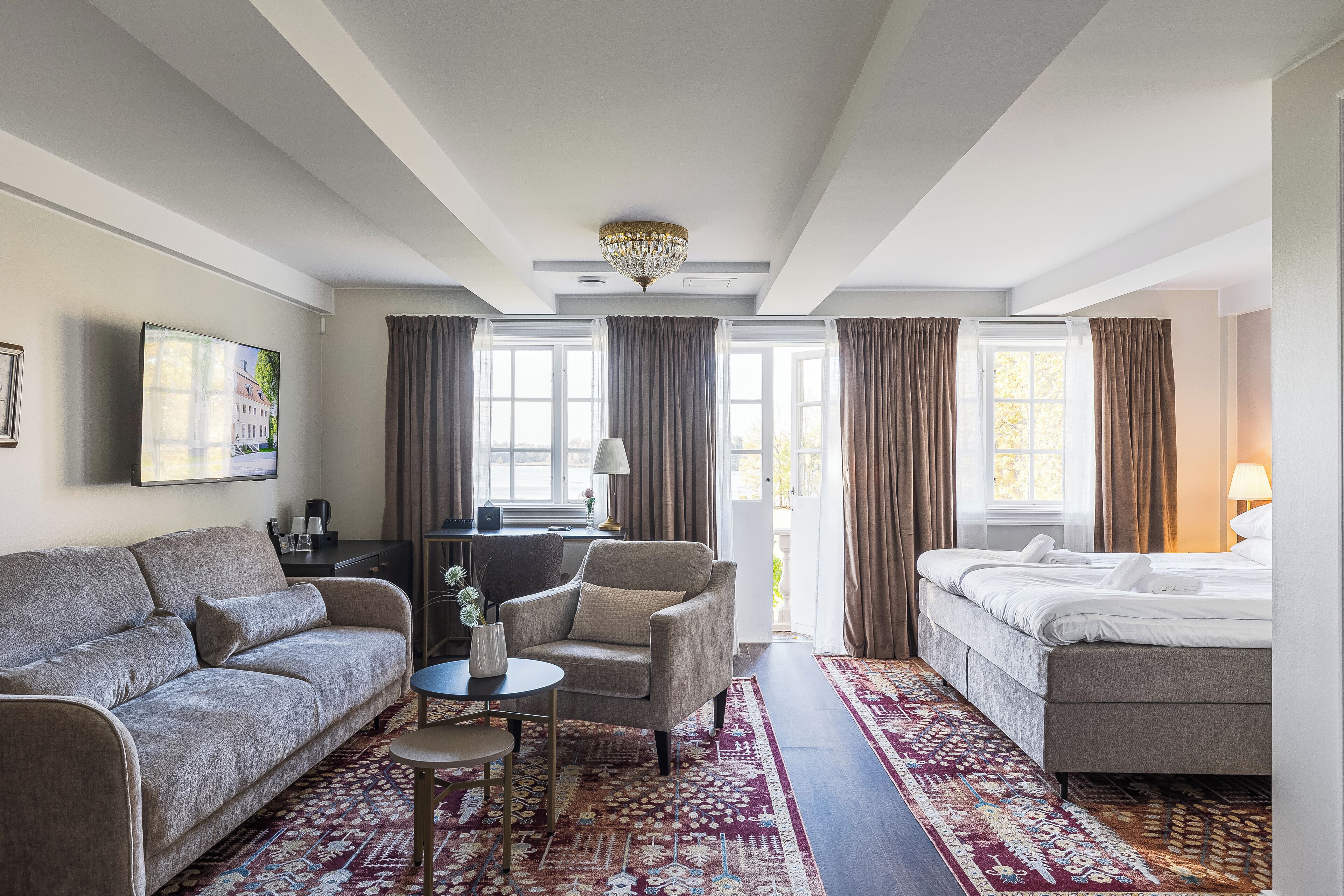 Muebles diferentes, escritorio y espacio para trabajar con laptop 