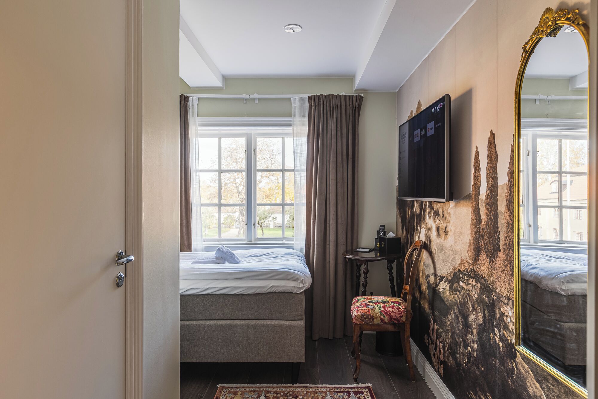 Muebles diferentes, escritorio y espacio para trabajar con laptop 