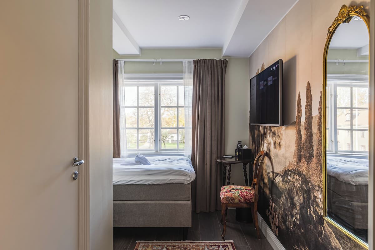 Single Room | 2 sovrum, unika möbler, skrivbord och arbetsyta för laptop