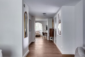 Spa Deluxe Suite | 布置獨特、書桌、筆電工作空間、隔音