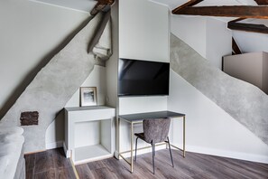 Deluxe Double Room | 布置獨特、書桌、筆電工作空間、隔音