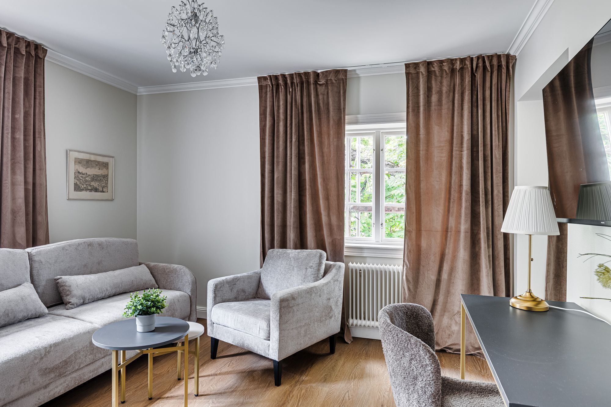 Familie suite | Woonruimte | Een 50-inch flatscreentelevisie met satellietzenders en Netflix