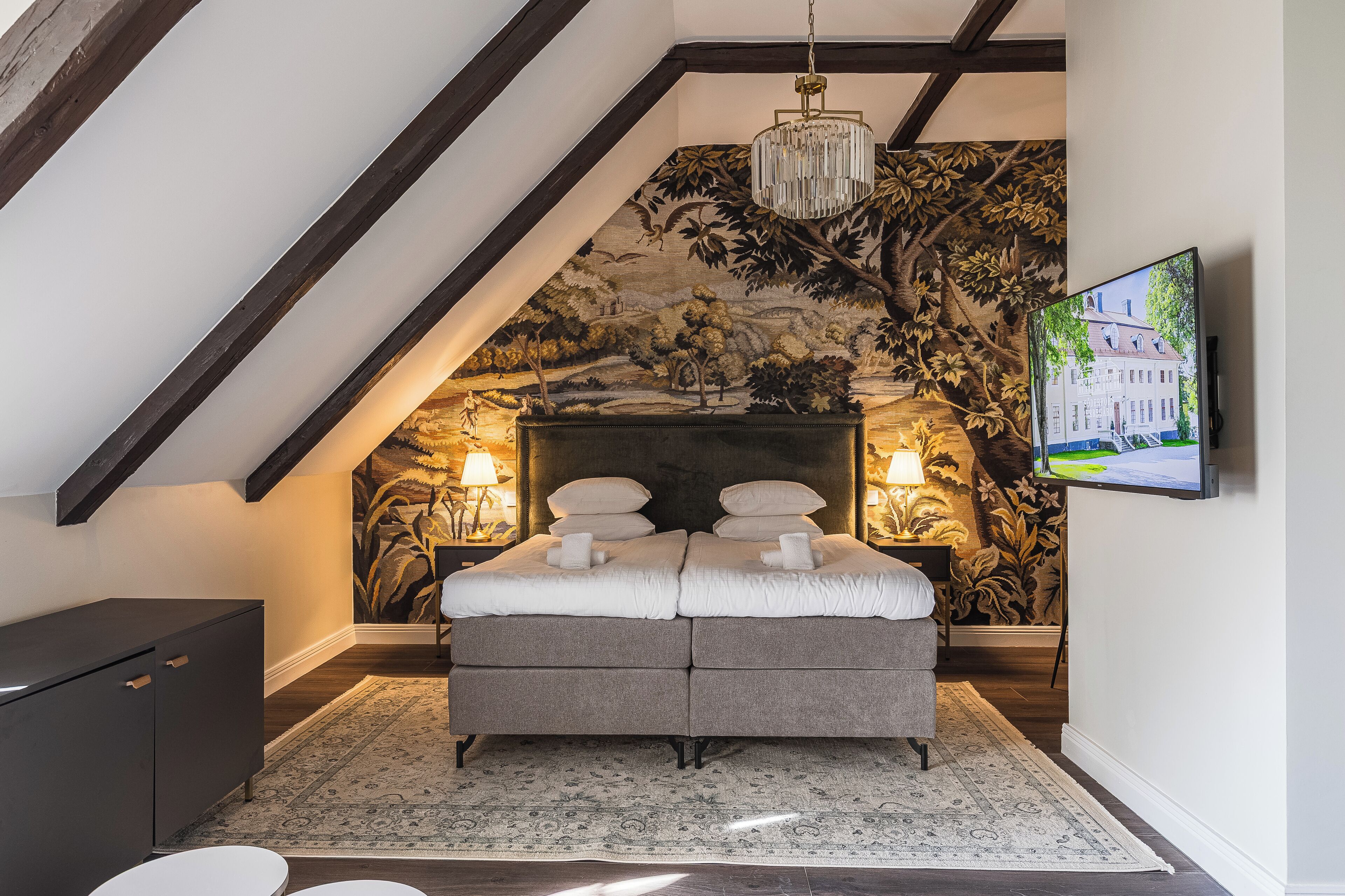 Muebles diferentes, escritorio y espacio para trabajar con laptop 