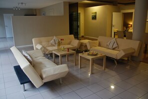 Escritorio, tabla de planchar con plancha y cunas 