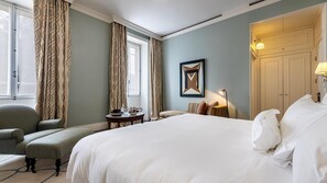 Allergitestet sengetøy, minibar, safe på rommet og skrivebord
