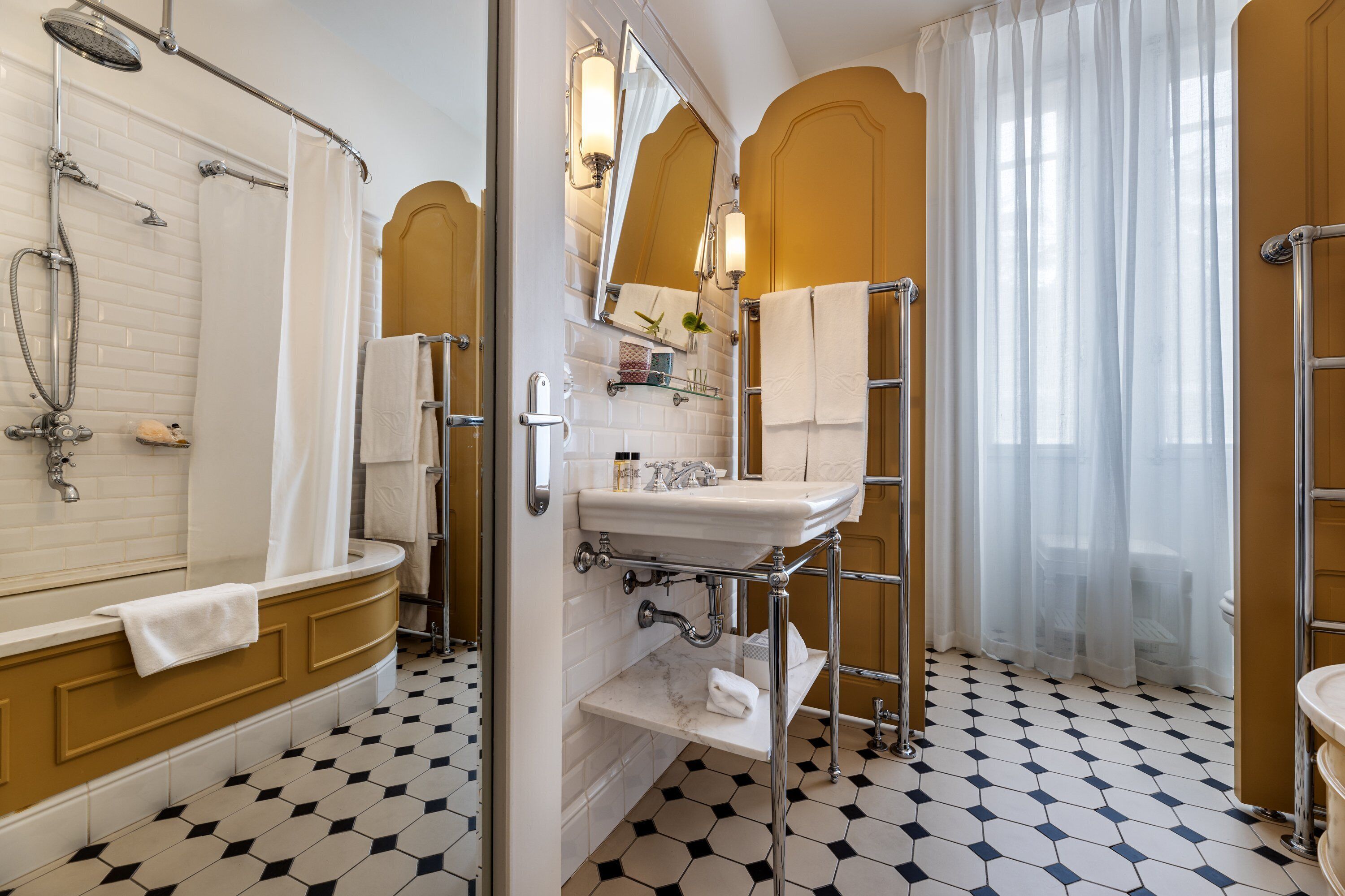 Un baño con bañera, lavabo y ducha.