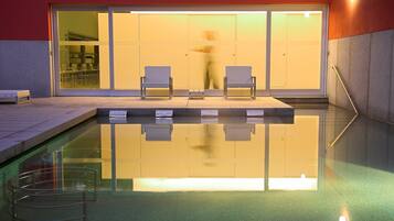 Salas de tratamiento para parejas, un sauna, una bañera de hidromasaje