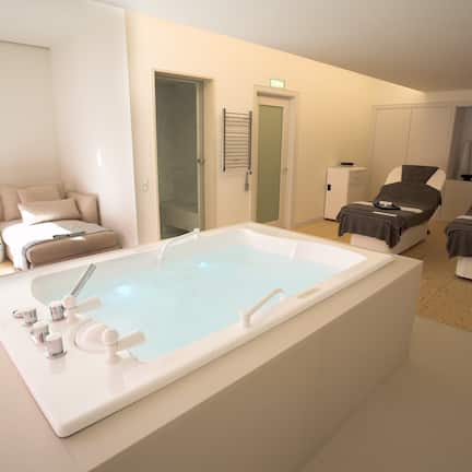 Couples treatment rooms, sauna, hot tub, Turkish bath, body treatments