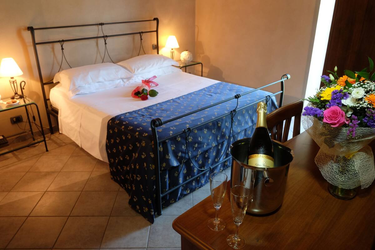 Superior Double Room, Hot Tub | Peralatan tempat tidur premium, bar mini, meja