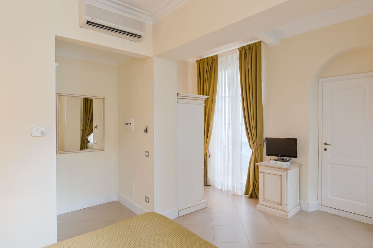 Quarto casal ou duplo | Cofres nos quartos, escrivaninha, Wi-Fi de cortesia, roupa de cama