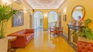 Lobby sitting area - Hotel Dei Macchiaioli (Florence)