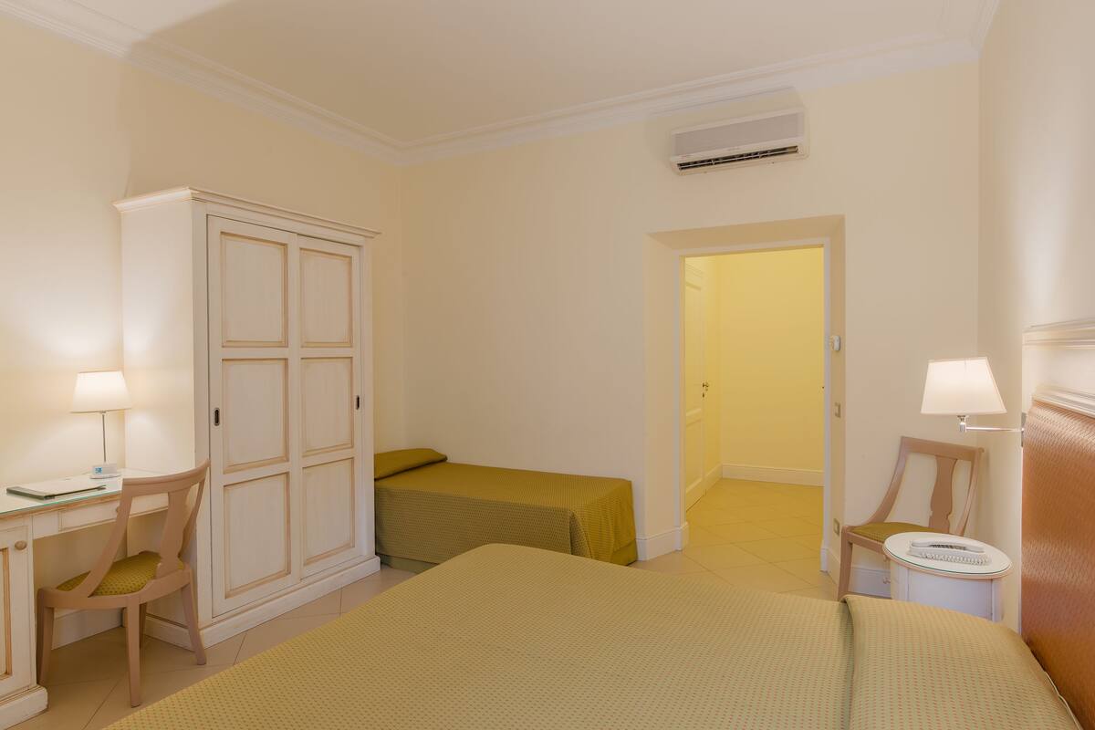 Quarto triplo | Cofres nos quartos, escrivaninha, Wi-Fi de cortesia, roupa de cama