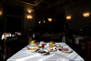 Tägliches inbegriffenes Frühstücksbuffet