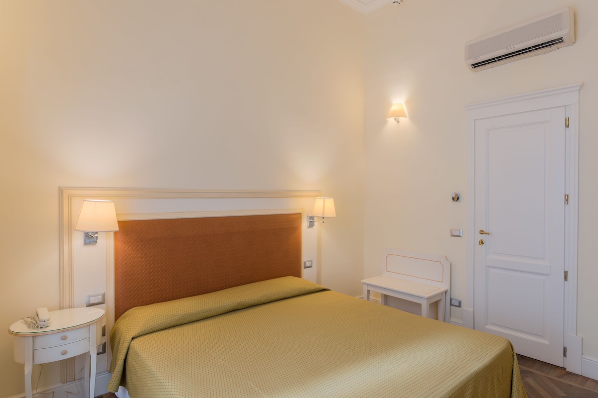 Cofres nos quartos, escrivaninha, Wi-Fi de cortesia, roupa de cama