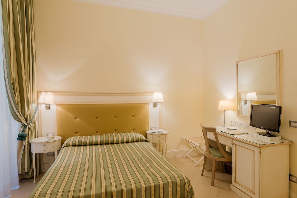 Cofres nos quartos, escrivaninha, Wi-Fi de cortesia, roupa de cama